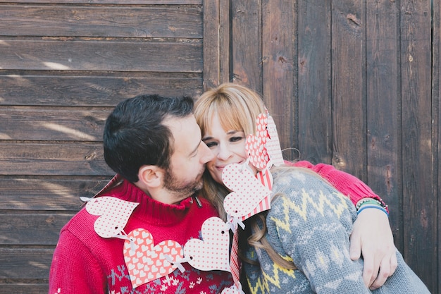 Photo gratuite couple, étreindre et embrasser dans les coeurs