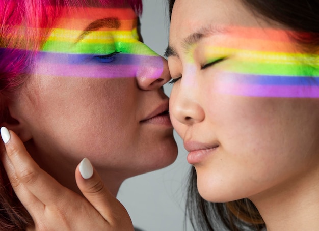 Couple de femmes avec symbole arc-en-ciel