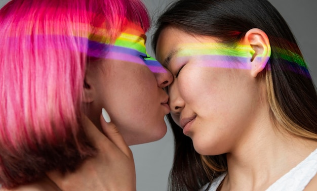 Couple de femmes avec symbole arc-en-ciel