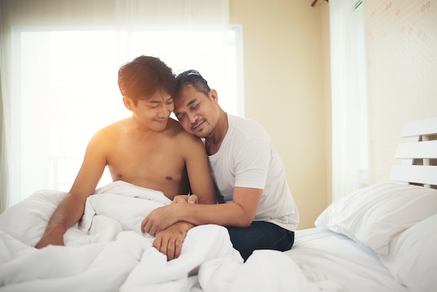 Couple Gay Amour temps sur le lit