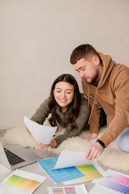 Couple heureux coup moyen à l'intérieur