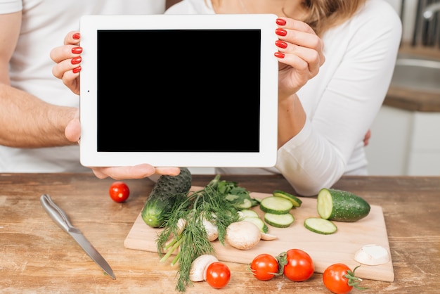 Photo gratuite couple avec modèle de tablette dans la cuisine