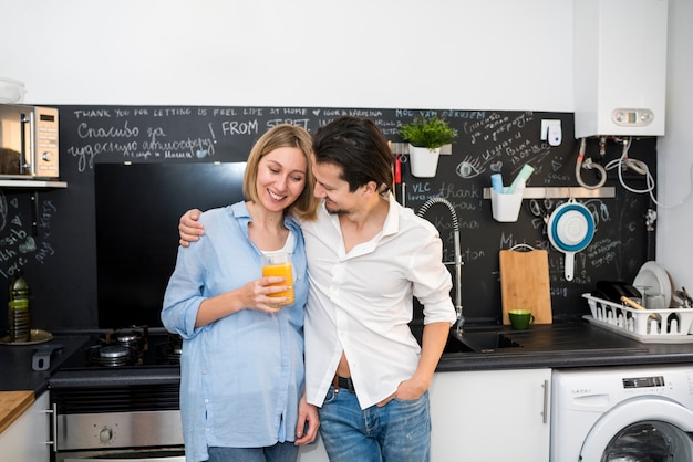 Couple moderne dans la cuisine