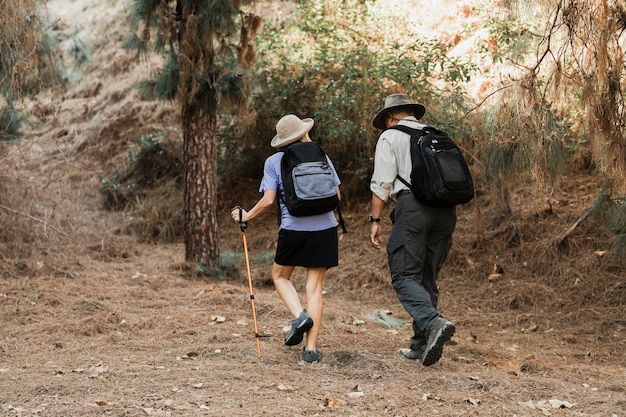 Photo gratuite couple de personnes âgées actif à un rendez-vous dans la forêt