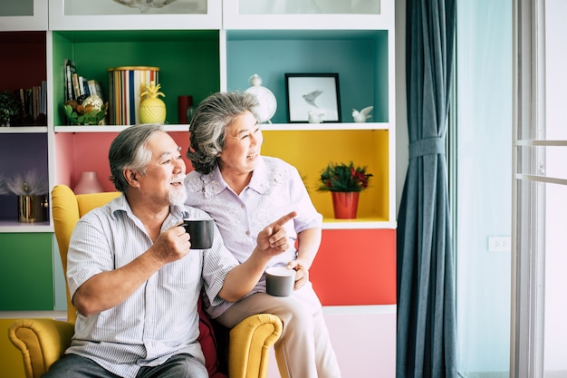 Photo gratuite couple de personnes âgées parler ensemble et boire du café ou du lait