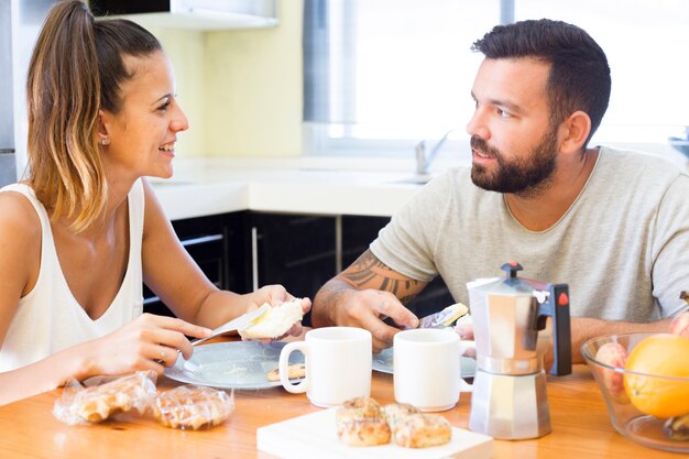 Couple prenant son petit déjeuner à la maison