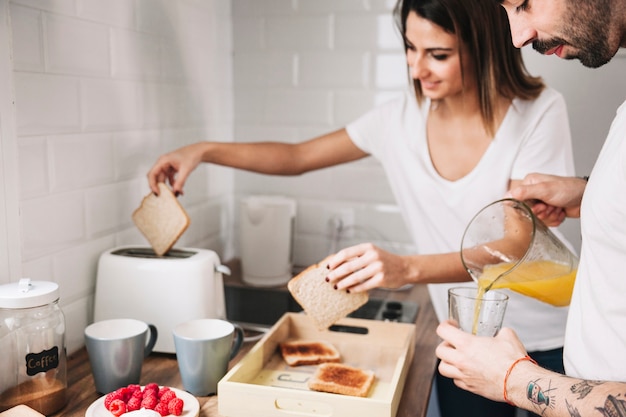 Couple prépare le petit déjeuner ensemble