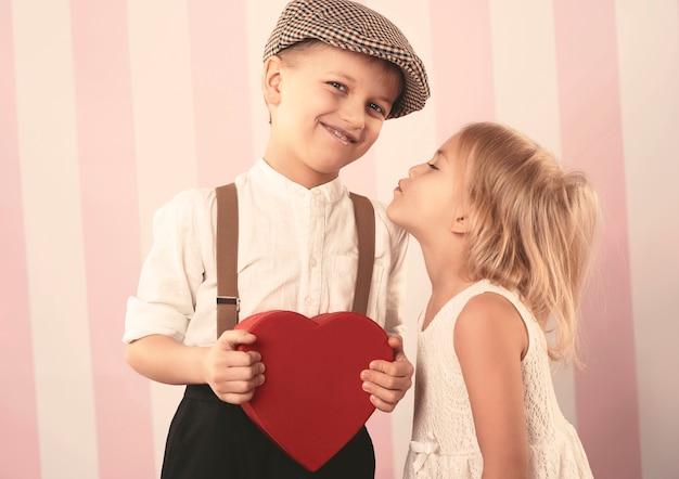 Photo gratuite couple qui s'embrasse à la saint-valentin