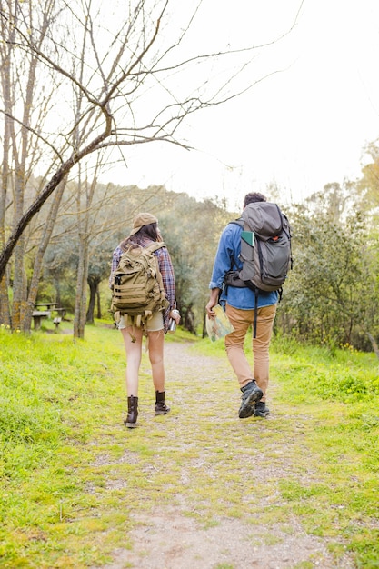 Photo gratuite couple sans visage avec des sacs à dos