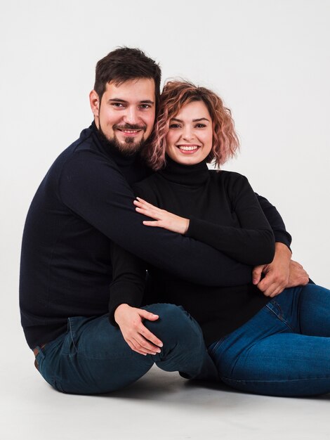 Couple souriant et posant pour la Saint Valentin