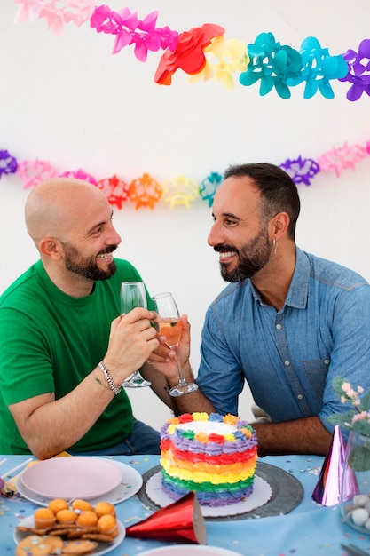 Photo gratuite couples homosexuels célébrant leur anniversaire