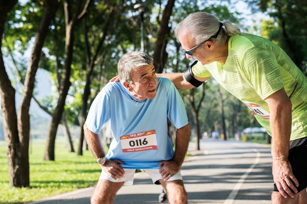 Photo gratuit coureur senior épuisé au parc