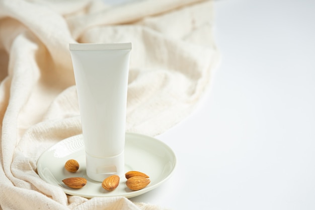 Photo gratuite crème hydratante pour le corps aux amandes sur fond blanc