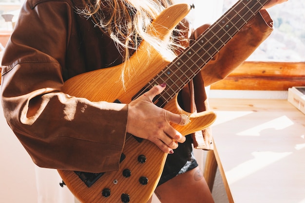 Photo gratuite crop femme avec guitare