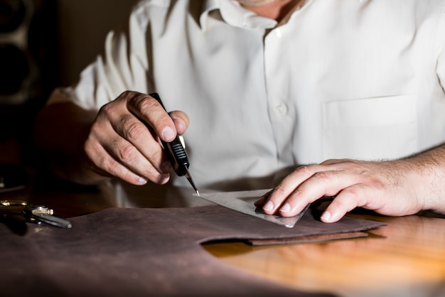 Photo gratuite croquis sur mesure sur le tissu en cuir. photo de haute qualité