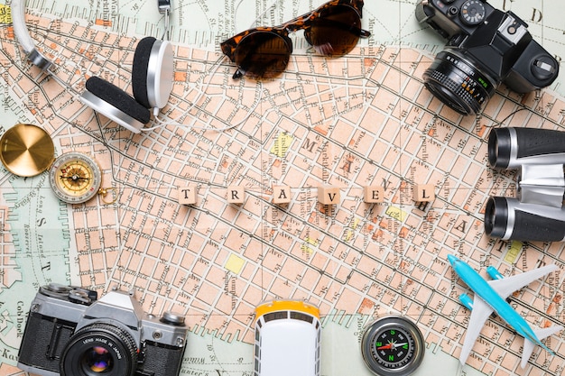 Photo gratuite cubes en bois entourés d'éléments de voyage