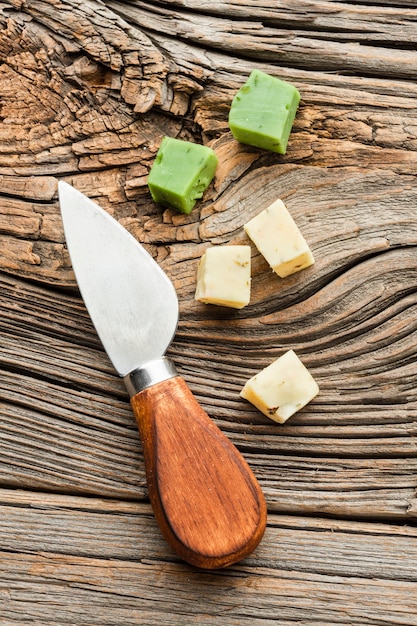 Photo gratuite cubes de fromage avec un couteau sur la table