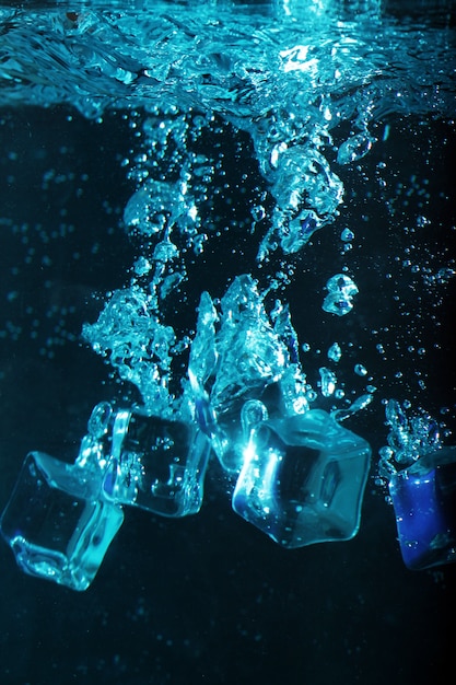 Photo gratuite cubes de glace avec des bulles sous l'eau