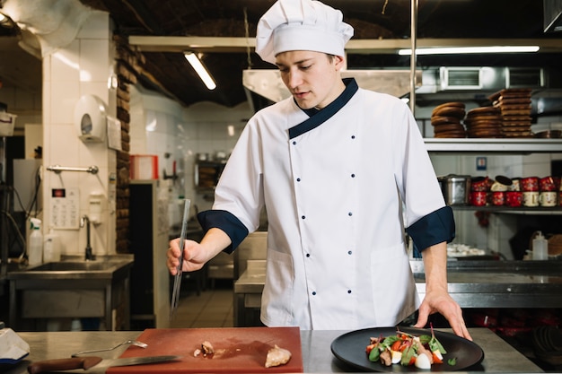 Photo gratuite cuire préparer la salade avec de la viande dans la cuisine