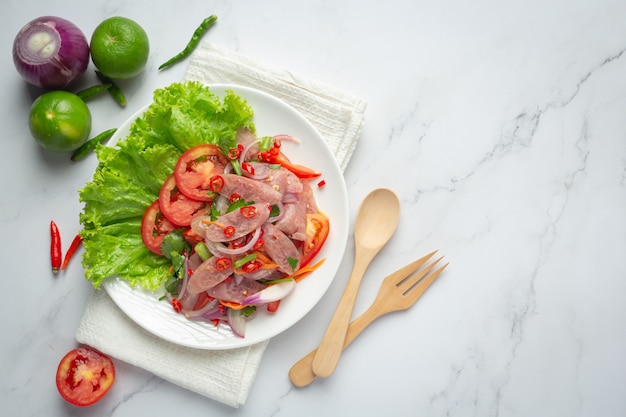 Photo gratuite cuisine thaïlandaise; salade de porc aigre-douce épicée ou yum nam