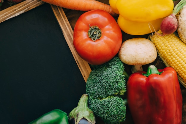 Photo gratuite décoration de légumes frais avec ardoise