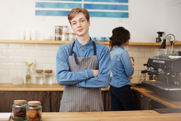 Photo gratuit deux baristas travaillant au comptoir du bar dans un café.