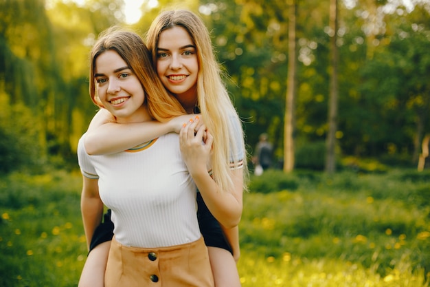 deux belles jeunes filles belles avec des cheveux blonds brillants et une jupe et une promenade