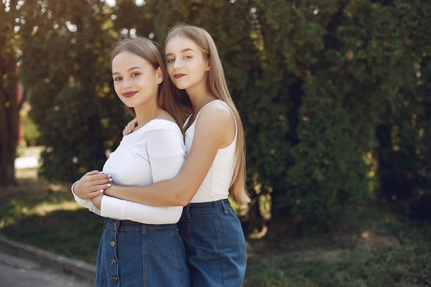 Deux filles élégantes dans un parc de printemps