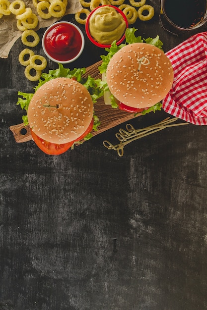 Photo gratuite deux hamburgers savoureux avec des biscuits et des oignons