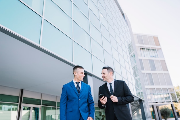 Photo gratuite deux hommes d'affaires élégants