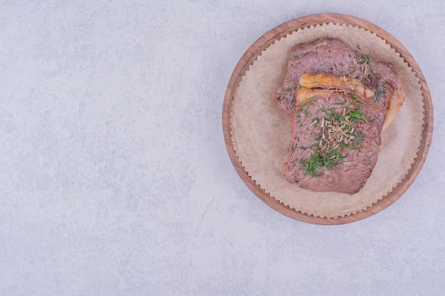 Photo gratuite deux tranches de steak de viande aux herbes et épices