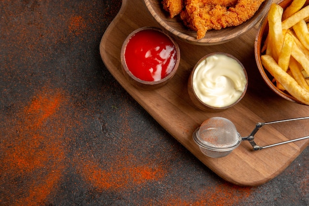 Photo gratuite dîner savoureux avec poulet frit croustillant et pommes de terre avec mayonnaise et ketchup