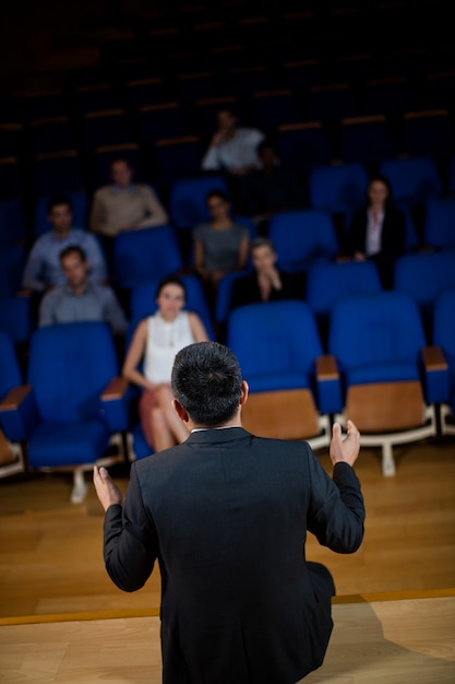 Photo gratuit dirigeant d'entreprise masculin parler à des collègues