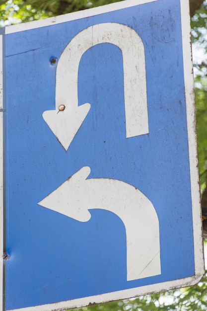 Photo gratuite divers panneaux de signalisation de flèche à l'extérieur