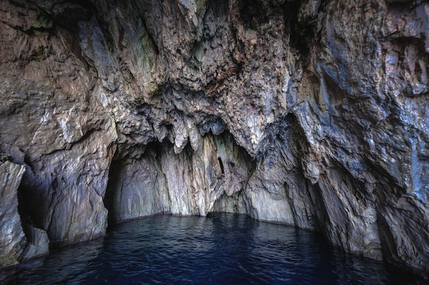 Photo gratuite eau de mer dans la grotte rocheuse