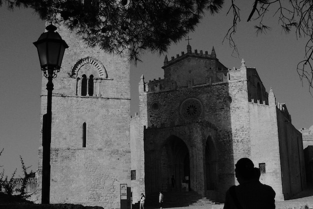 Photo gratuit une église chrétienne en pierre tourné en noir et blanc