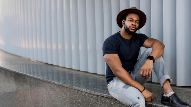 Photo gratuite Élégant homme afro-américain posant avec espace copie