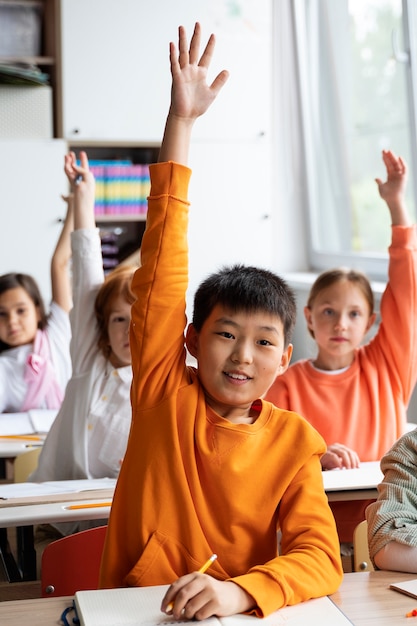 Photo gratuite Élèves apprenant à l'école dans leur classe