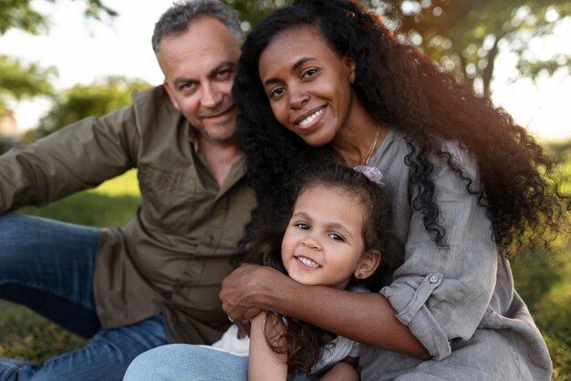 Enfant passant du temps avec ses parents