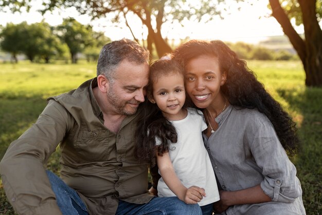 Enfant passant du temps avec ses parents