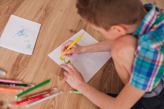 Photo gratuite enfant préparant un beau dessin pour sa mère