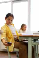 Photo gratuite enfant vue de côté qui triche à l'école