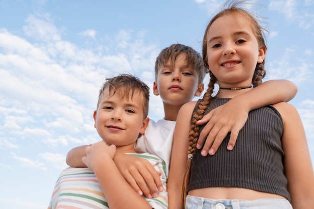 Photo gratuite enfants à faible angle s'amusant à la plage