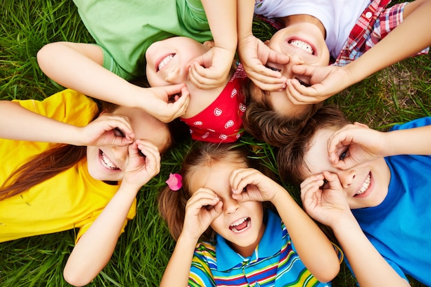 Photo gratuit enfants jouant sur l'herbe