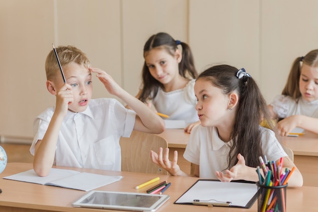 Photo gratuite enfants parlant pendant la leçon