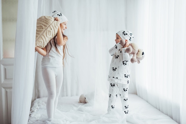 Photo gratuite enfants en pyjama