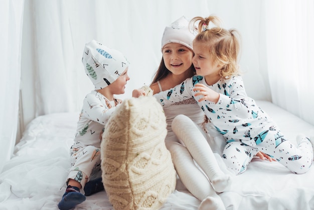 Photo gratuite enfants en pyjama