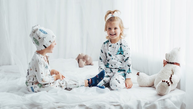 Photo gratuite enfants en pyjama