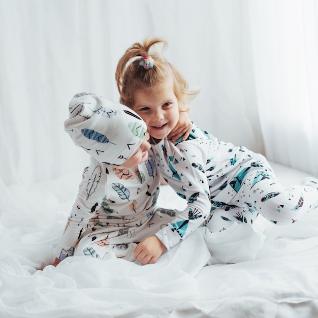 Photo gratuite enfants en pyjama