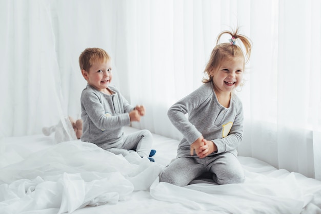 Photo gratuite enfants en pyjama